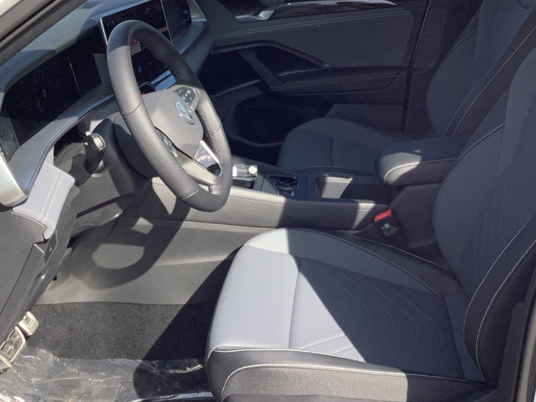 New 2026 Volkswagen Tiguan SE R-Line FWD image 29