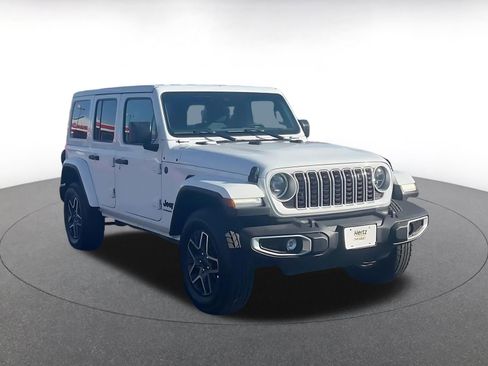 Used 2025 Jeep Wrangler Sahara image 3