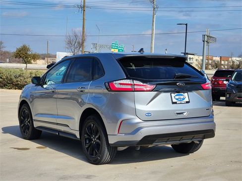 Used 2024 Ford Edge SE w/ Black Appearance Package image 5
