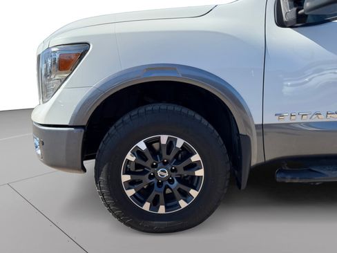Used 2018 Nissan Titan PRO-4X w/ Pro-4x Convenience Package AWD/4WD image 9