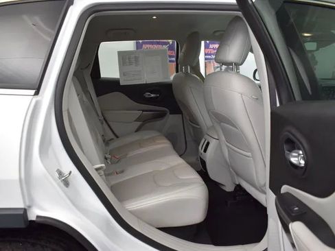 Used 2019 Jeep Cherokee Limited w/ Technology Group image 17