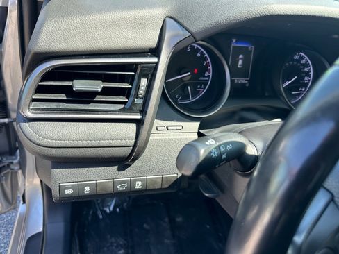 Used 2022 Toyota Camry SE FWD image 13