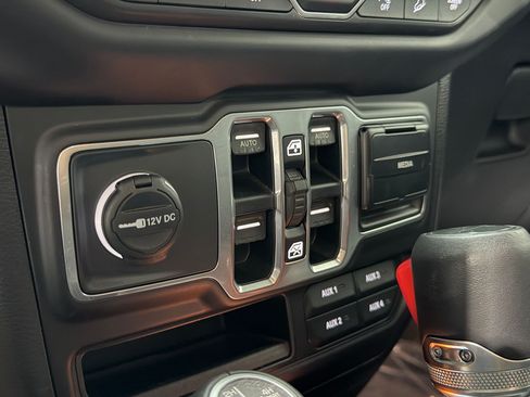 Used 2018 Jeep Wrangler Unlimited Sahara AWD/4WD image 28