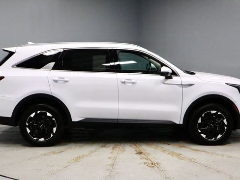 Used 2025 Kia Sorento S image 7