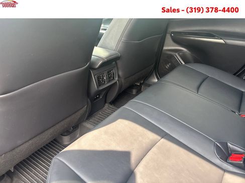 Certified 2022 Toyota Venza XLE AWD/4WD image 14
