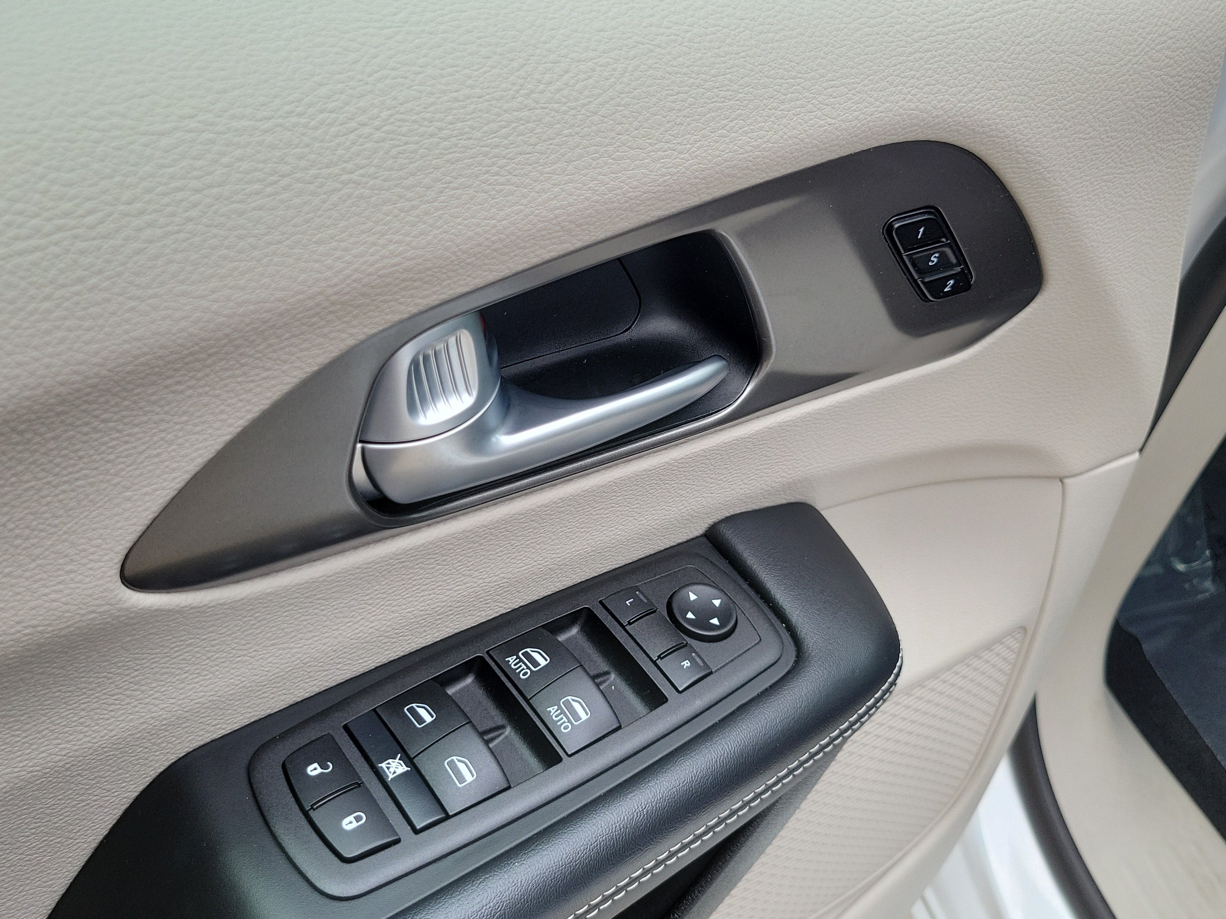 Used 2024 Chrysler Pacifica Touring-L FWD image 7