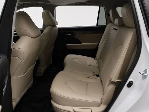 Used 2024 Toyota Highlander Limited image 19