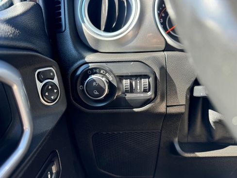 Used 2020 Jeep Gladiator Overland w/ Cold Weather Group image 16