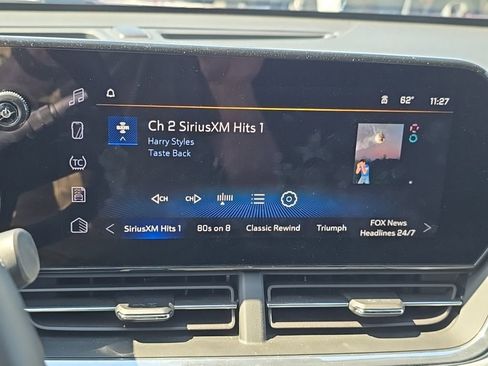 Used 2025 Chevrolet Trax LT w/ LT Convenience Package FWD image 3