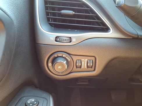 Used 2019 Jeep Cherokee Latitude Plus AWD/4WD image 10
