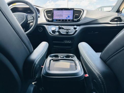 Used 2023 Chrysler Pacifica Touring-L w/ S Appearance Package FWD image 25