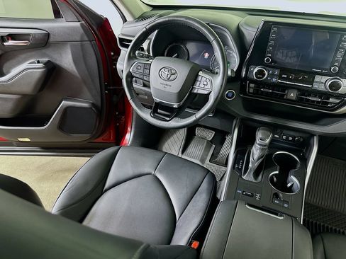 Used 2021 Toyota Highlander XLE FWD image 18