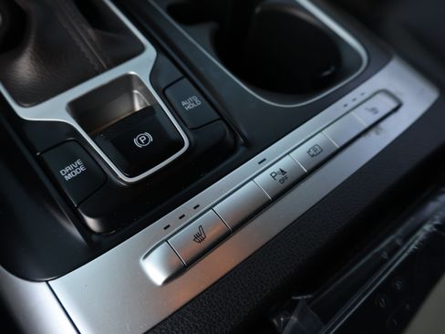 Used 2023 Kia Carnival LX FWD image 10