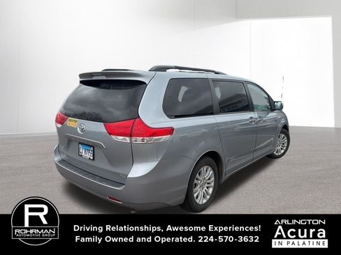 Used 2014 Toyota Sienna XLE image 3