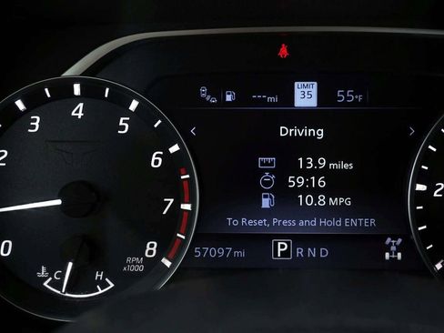 Used 2021 Nissan Titan SV w/ SV Convenience Package image 27