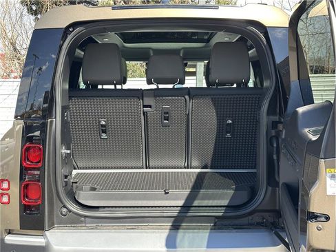 Used 2025 Land Rover Defender 90 S image 24