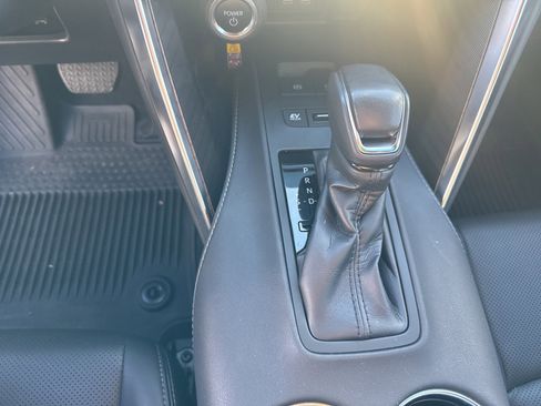 Used 2024 Toyota Venza Limited image 15