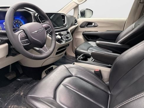 Used 2023 Chrysler Pacifica Touring-L FWD image 10