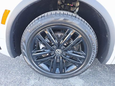 Used 2022 Volkswagen Tiguan SE R-Line image 19