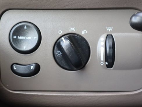 Used 2002 Chrysler Town & Country EX FWD image 28