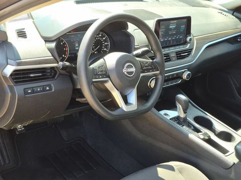 Used 2025 Nissan Altima 2.5 SV FWD image 15