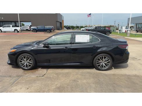 Used 2022 Toyota Camry XLE image 5