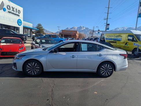 Used 2024 Nissan Altima 2.5 SV FWD image 8