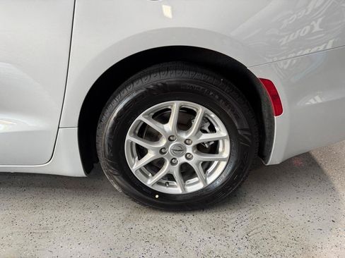 Used 2024 Chrysler Pacifica Touring-L FWD image 24