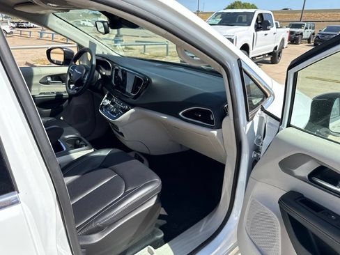 Used 2024 Chrysler Pacifica Touring-L FWD image 15