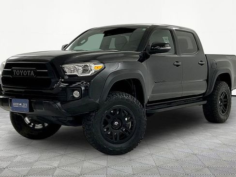 Used 2017 Toyota Tacoma TRD Off-Road w/ Premium & Technology Package image 3
