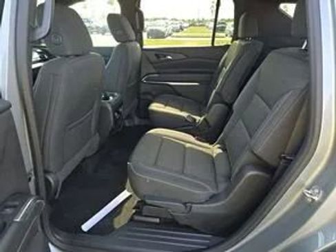 Used 2024 Chevrolet Traverse LT image 9