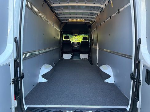 Used 2024 Mercedes-Benz Sprinter 2500 image 14
