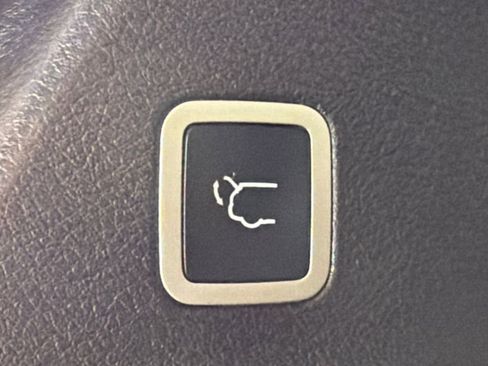 Used 2019 Chrysler Pacifica Touring-L FWD image 17