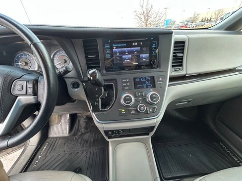 Used 2017 Toyota Sienna XLE Premium image 27