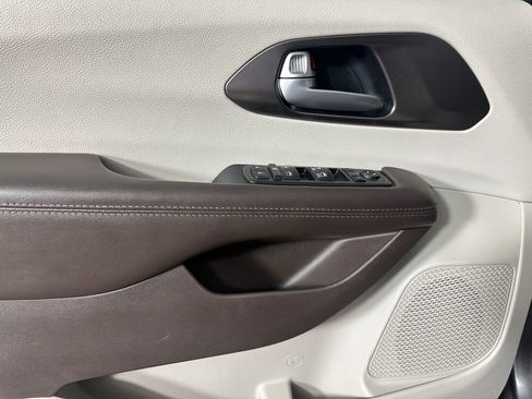 Used 2017 Chrysler Pacifica LX FWD image 21