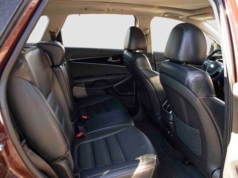 Used 2019 Kia Sorento SX image 16