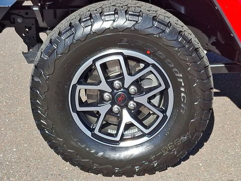 Used 2024 Jeep Wrangler Unlimited Sahara w/ Dual Top Group AWD/4WD image 9