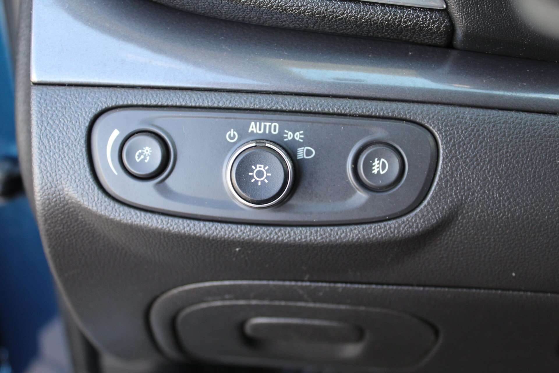 Used 2019 Buick Encore Essence w/ Safety Package II AWD/4WD image 32