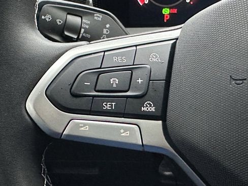 Certified 2025 Volkswagen Tiguan SE image 38