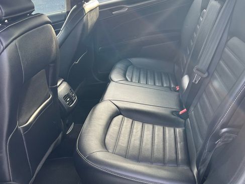 Used 2017 Ford Fusion SE w/ Fusion SE Technology Package image 5