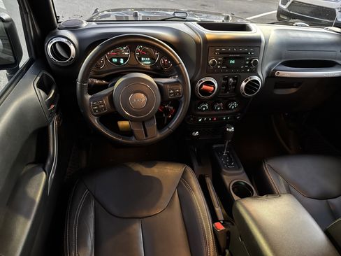 Used 2018 Jeep Wrangler Unlimited Sahara w/ Connectivity Group image 27