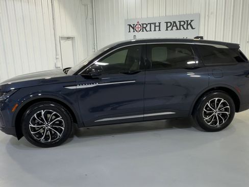 Used 2024 Lincoln Nautilus Premier AWD/4WD image 6