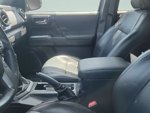 Used 2020 Toyota Tacoma TRD Sport w/ TRD Premium Sport Package AWD/4WD image 11