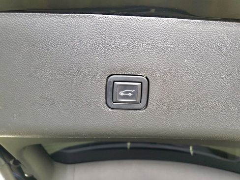 Used 2023 Chevrolet Traverse RS image 34