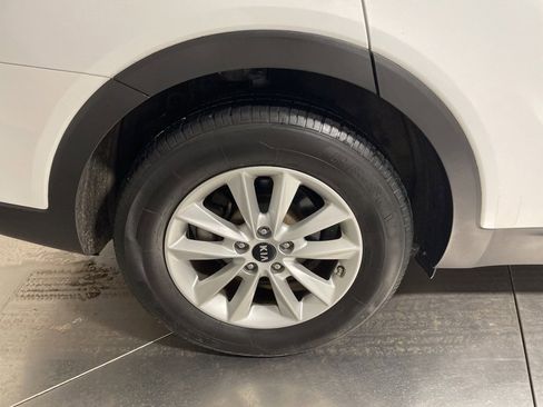 Used 2020 Kia Sorento LX image 9