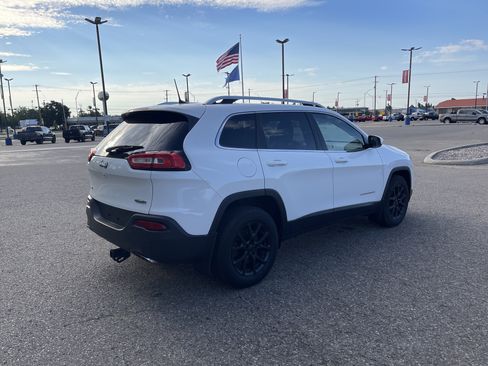 Used 2017 Jeep Cherokee Latitude w/ Cold Weather Group AWD/4WD image 4