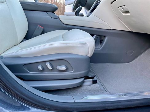 Used 2018 Cadillac XT5 Luxury w/ Driver Awareness Package image 16