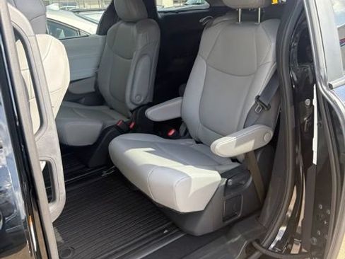 Used 2026 Toyota Sienna XLE FWD image 23