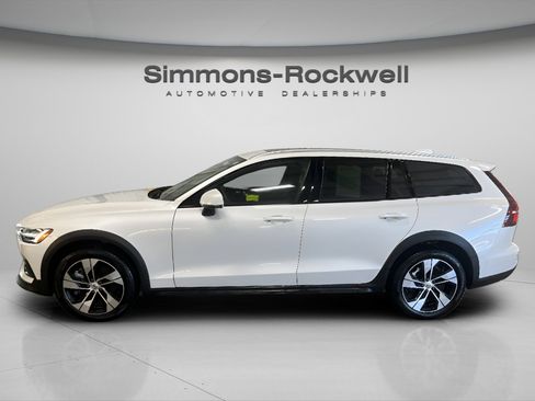 Used 2025 Volvo V60 B5 Cross Country Plus image 8