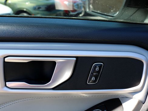 Used 2022 Ford Explorer XLT w/ Equipment Group 202A image 14